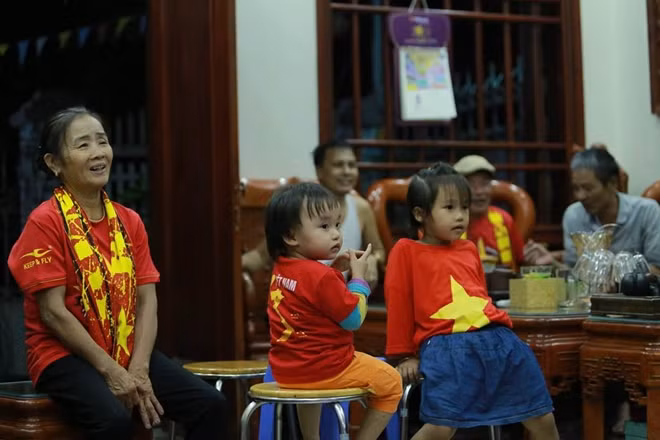 Mọi người đều tập trung theo dõi trận đấu và mong đợi các cầu thủ đội nhà có được bàn thắng.