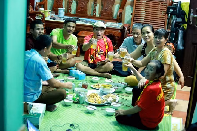 Cả nhà cụng ly chúc mừng chiến thắng của ĐT Việt Nam và mong muốn mỗi khi đội tuyển Việt Nam ra sân và kết thúc trận đấu sẽ luôn có những bữa tiệc ăn mừng chiến thắng của đội tuyển Việt Nam .