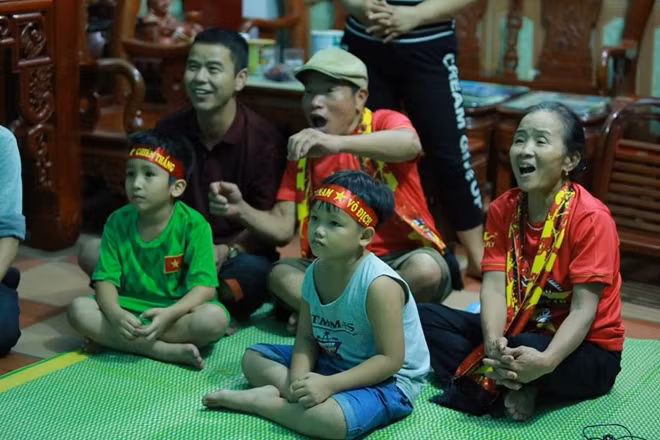 Không làm thất vọng cho người nhà cũng như các cổ động viên phút thứ 25 Duy Mạnh đã có cú đệm lòng thành công mở tỉ số cho đội tuyển Việt Nam.