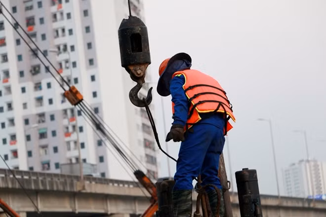 Hiện tại, máy móc, thiết bị đã được tập kết ở bờ hồ Linh Đàm đoạn gần đường Nguyễn Xuân Yêm.