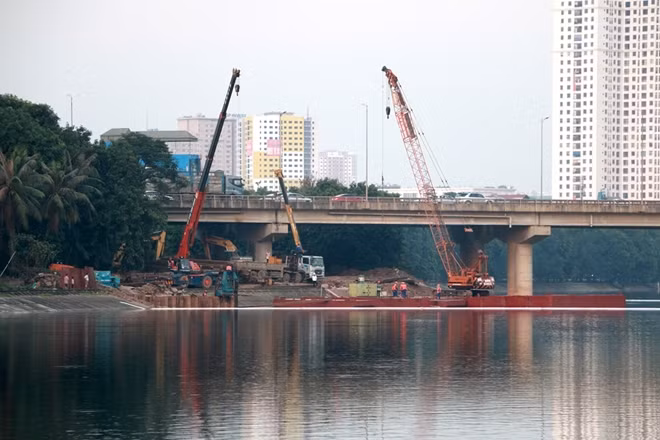 Hai cầu đi song song dưới đường Vành đai 3 trên cao có tổng chiều dài khoảng 542 m, nhằm khắc phục tình trạng ách tắc giao thông tại khu vực này.