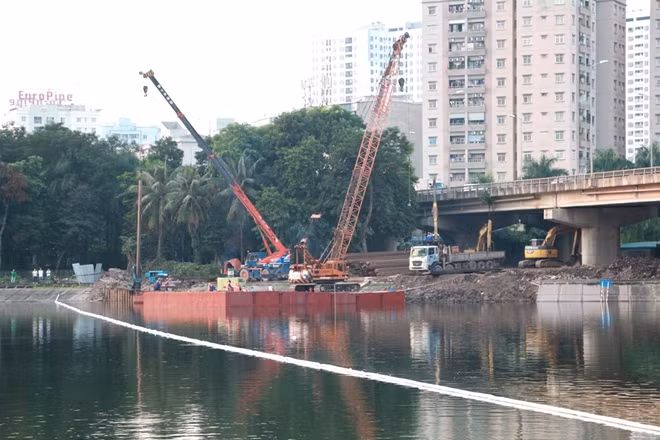 Với hạng mục là hai chiếc cầu thấp có tổng chiều dài khoảng 542 m bắc qua hồ Linh Đàm dự kiến được khởi công vào cuối tháng 12, nhưng ở thời điểm hiện tại một góc hồ Linh Đàm đã được san lấp phục vụ thi công.