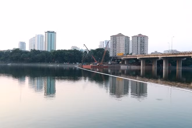 Dự án đầu tư xây dựng tuyến đường vành đai 3 dưới thấp qua hồ Linh Đàm và nhánh kết nối với đường Vành đai 3 hiện đang được gấp rút triển khai.