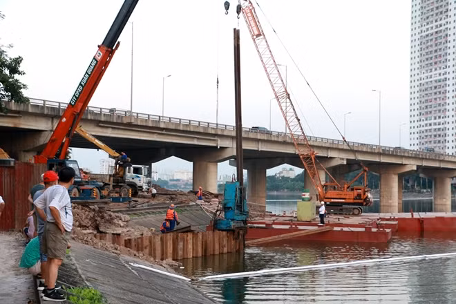 Một góc hồ ở phía Tây được san lấp đất, ngay bên dưới cầu cạn có sẵn của đường Vành đai 3.