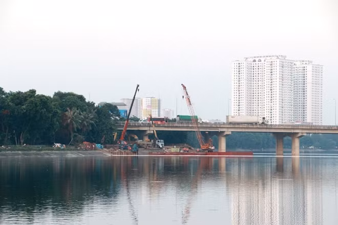 Ngoài ra, cầu còn có hệ thống vỉa hè, bờ lan can... Trụ và mố cầu xây dựng bằng bê tông cốt thép được thiết kế dạng hộp.