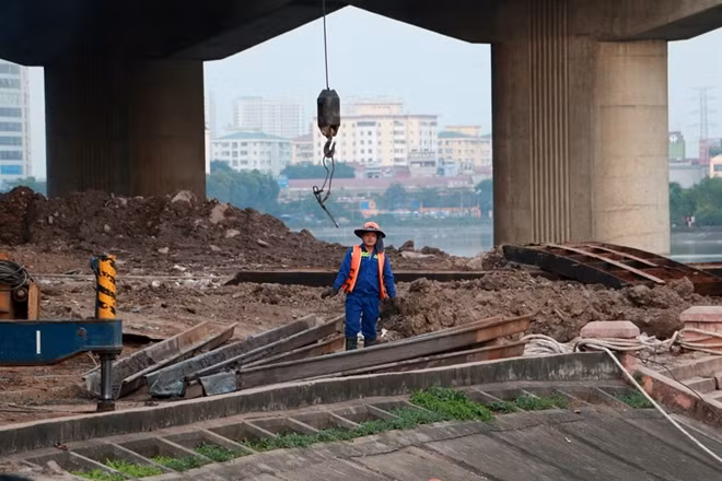 Kết cấu phần trên được thiết kế sử dụng hệ dầm bê tông cốt thép dự ứng lực, bản mặt cầu bê tông cốt thép, mặt cầu bằng bê tông nhựa.