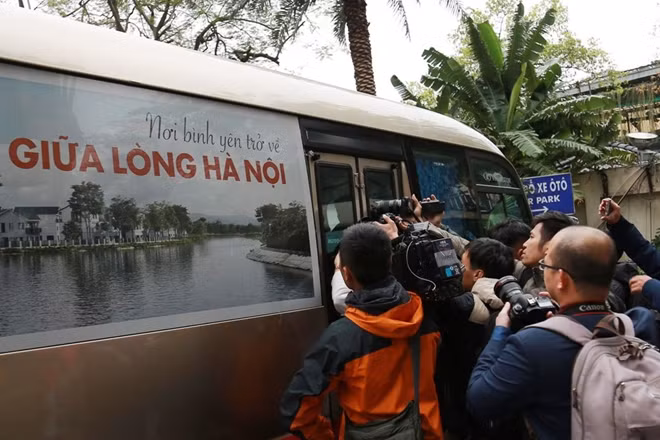 Chờ đón họ tại khách sạn là rất đông các phóng viên. Khách sạn này cũng là nơi được đồn đoán ông Kim Jong Un sẽ lưu lại trong thời gian ông ở Hà Nội.