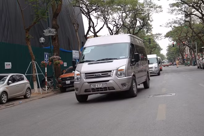 Đoàn xe khoảng 8 chiếc chở đặc vụ và báo chí Triều Tiên gồm 2 xe 7 chỗ không biển, 1 xe 17 chỗ, 3 xe 29 chỗ và 2 xe tải.