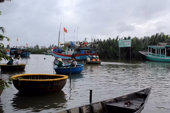 Người dân dùng thuyền thúng để chuyên chở khách du lịch
