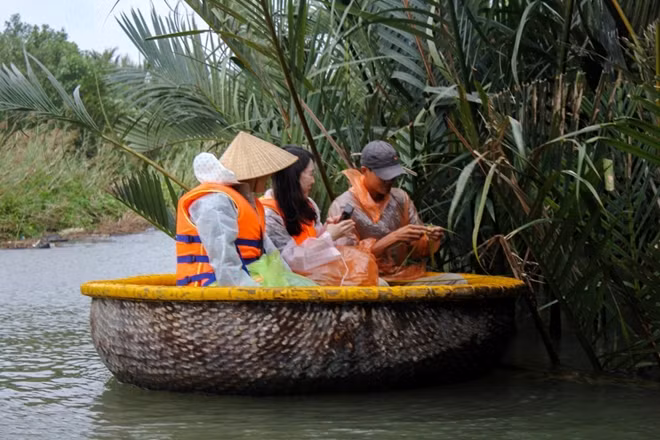 Một người dân địa phương đang làm nhẫn từ lá dừa.