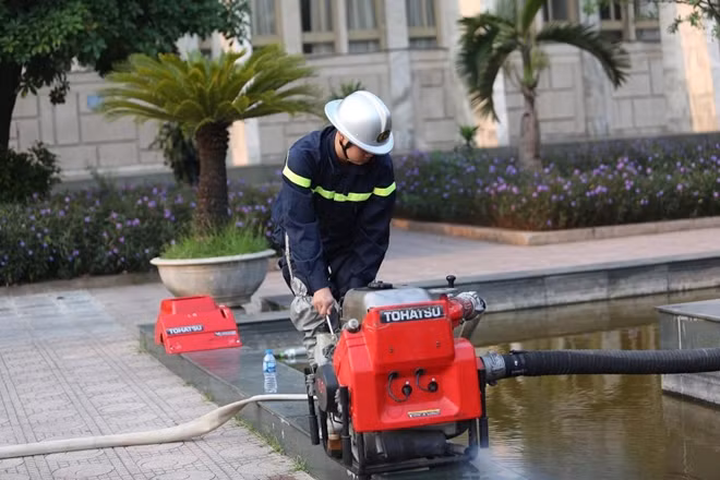 Các chiến sĩ PCCC triển khai công tác khoanh vùng, khống chế và dập tắt đám cháy.