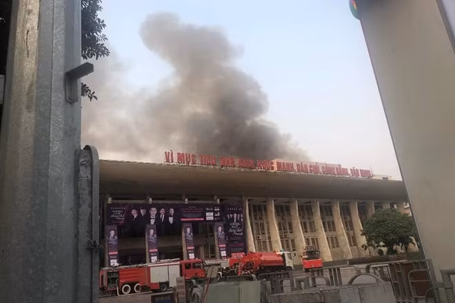 Khói bốc cao từ hội trường Cung văn hoá hữu nghị Hà Nội (phố Trần Hưng Đạo, Hoàn Kiếm, Hà Nội)