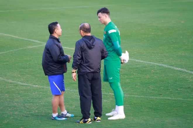 Thầy Park nói chuyện với Văn Lâm.
