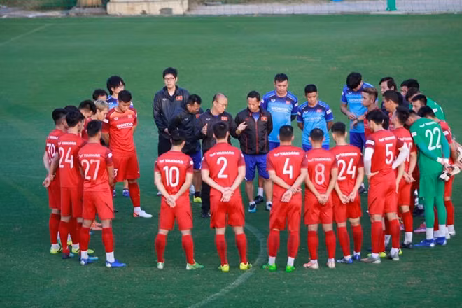 Như thường lệ, trước mỗi buổi, "thầy Park" luôn gọi các học trò tập trung để truyền đạt về các bài tập trong ngày.