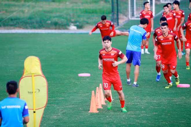 Tuyển Việt Nam hiện đang đứng đầu bảng G, giữ thành tích bất bại. Vì thế, các cầu thủ rất được được thầy Park quan tâm nhất là hàng thủ ở trận gặp Thái Lan sắp tới.