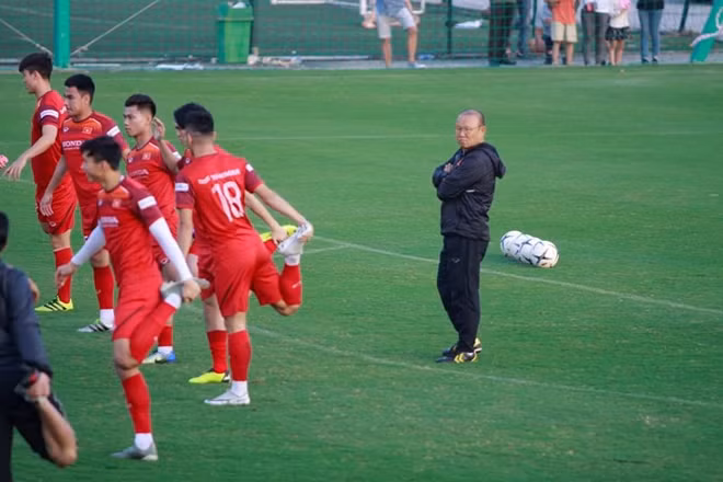 HLV Park Hang-seo luôn tập trung tinh thần quan sát các cậu học trò của mình trong quá trình tập luyện.
