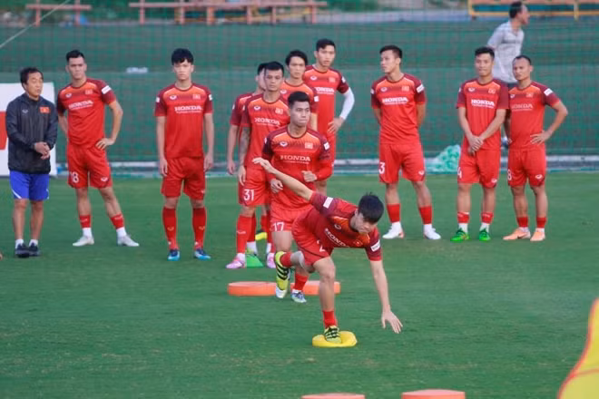Bài tập giữ thăng bằng ở nhiều tư thế khác nhau...