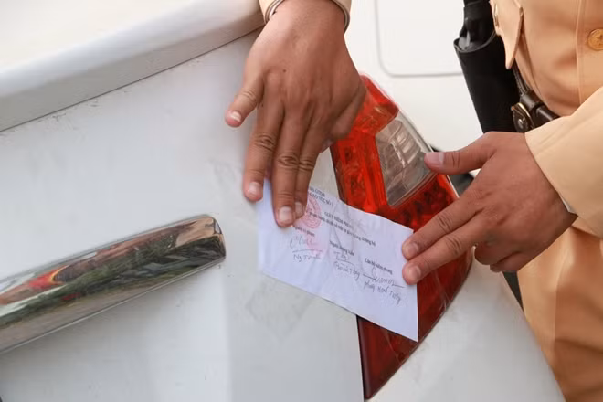 Trước đó ngày 12-12, Đội CSGT số 1, Cục CSGT đã kiểm tra, phát hiện tài xế xe con mang BKS 29A-81596 có hành vi vi phạm về nồng độ cồn, lực lượng kiểm tra tiến hành lập biên bản vi phạm hành chính, tạm giữ xe để xử lý.
