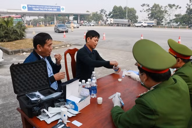 Trong đợt này Thiết bị test ma túy bằng nước nước bọt đã được áp dụng. Thiết bị test ma túy bằng nước bọt hình dạng ống, màu trắng, chất liệu nhựa, mất khoảng 5 đến 7 phút để cho ra kết quả.