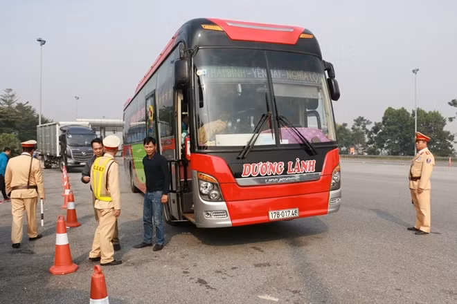 Đội CSGT số 1, Cục CSGT đã chủ động tích cực kiểm tra các trường hợp xe khách, xe chở hàng tại trạm thu phí KM6 +000 cao tốc Hà Nội - Lào Cai.