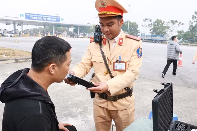 CSGT tăng cường kiểm soát đối với các hành vi vi phạm về nồng độ cồn, ma túy.