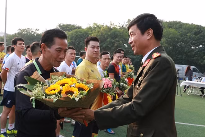 Thượng tá Trần Cao Kiều tặng hoa và Cờ lưu niệm cho các đội bóng cùng tổ trọng tài.
