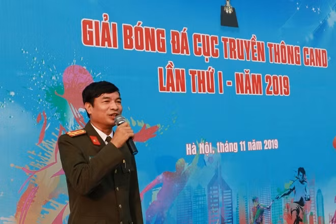 Thượng tá Trần Cao Kiều, Phó Cục trưởng Cục Truyền thông CAND phát biểu khai mạc Giải Bóng đá.