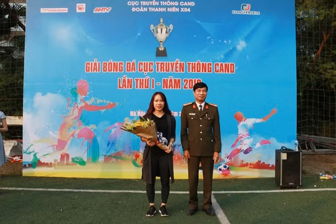 Thượng tá Trần Cao Kiều tặng hoa cho nhà tài trợ giải.