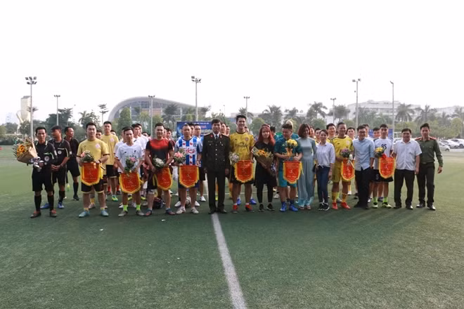 Ban tổ chức trao cờ lưu niệm cho các đội tham gia giải bóng đá Cục truyền thông CAND lần thứ I.