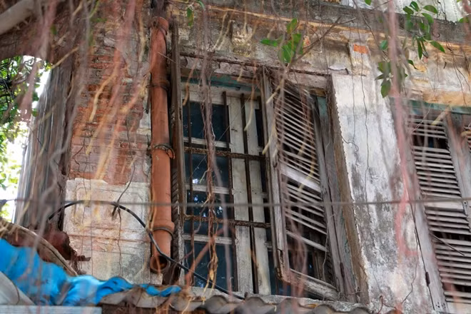 Trong nhiều năm qua, trên địa bàn thủ đô cũng từng ghi nhận nhưng vụ sập nhà của những căn nhà cổ này. Điển hình như vụ việc sập căn nhà tại số 107 Trần Hưng Đạo vào năm 2015 khiến 1 người bị thương và nhiều người khác bị thương. Hay mới đây nhất là vụ sập căn nhà 2 tầng tại số 56 phố Hàng Bông, Hoàn Kiếm Hà Nội.