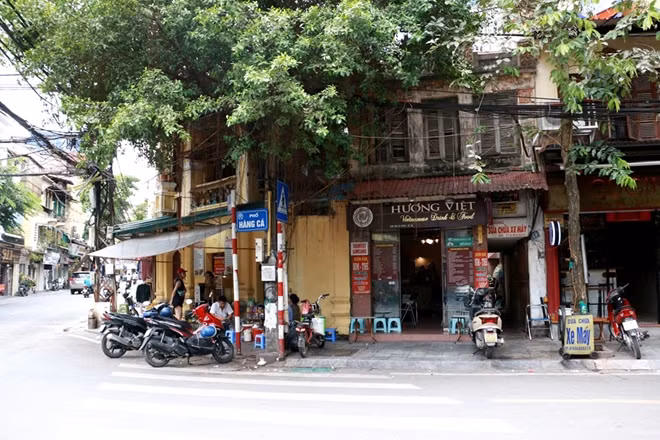 Tại Hà Nội hiện tồn tại rất nhiều căn nhà cổ trong tình trạng xuống cấp nhưng vẫn có rất đông người sinh sống hoặc trưng dụng làm nơi buôn bán.