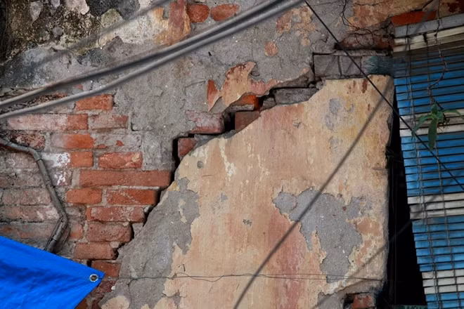 Sự xuống cấp của những ngôi nhà cổ tại Hà Nội vốn không phải là điều mới. Những căn nhà này qua nhiều biến thiên của lịch sử giờ đây thường ở trong tình trạng đa sở hữu tức là nhiều gia đình sống cùng trong một số nhà. Có những trường hợp thuê lại căn hộ từ Nhà nước.