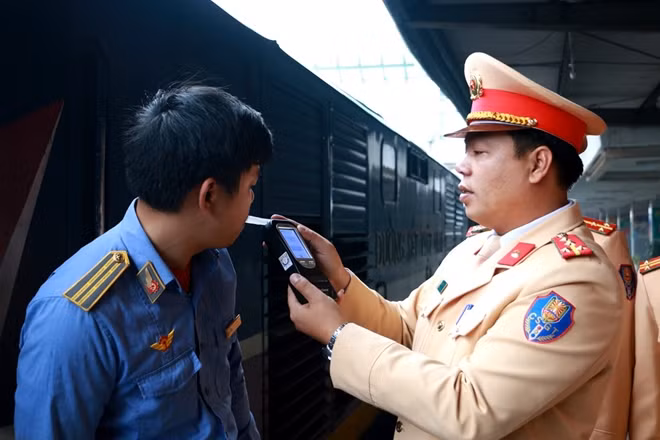 CSGT tăng cường kiểm soát đối với các hành vi vi phạm về nồng độ cồn