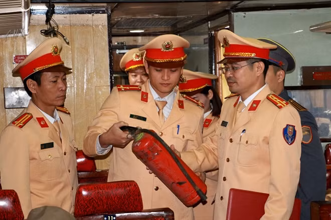 Kiểm tra việc chấp hành các quy định về phòng, chống cháy nổ trên các chuyến tàu.