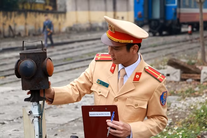 Tăng cường kiểm tra việc chấp hành các quy định của pháp luật, kỹ thuật về bảo đảm TTATGT đường sắt.