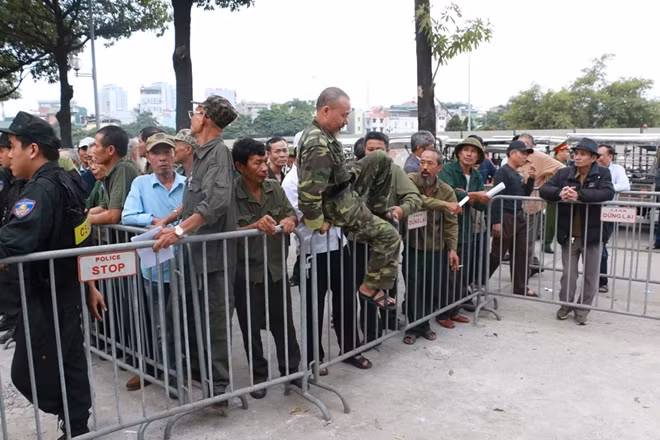 Sau đó rất đông người đã tụ tập trước cổng VFF yêu cầu cấp thêm vé cho thương binh vào xem trận đấu giữa đội tuyển Việt Nam gặp đội tuyển UAE trên sân Mỹ Đình vào tối mai (14-11).