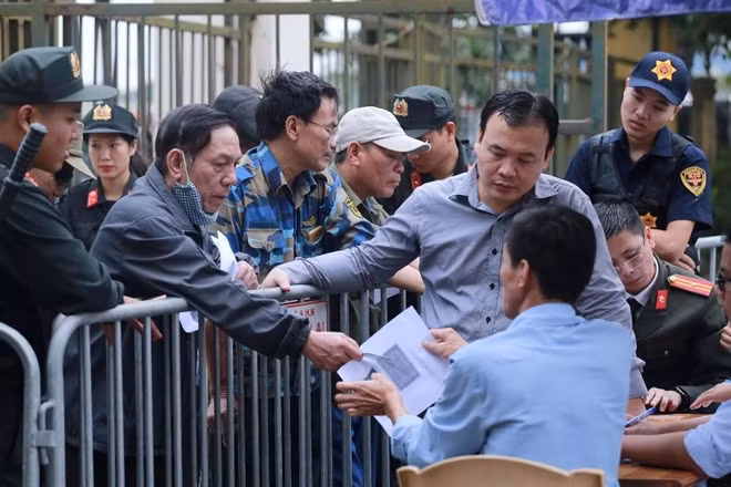 Theo quan sát của PV, việc xếp hàng mua vé lần này diễn ra trật tự hơn so với các trận đấu trước của ĐT Việt Nam.