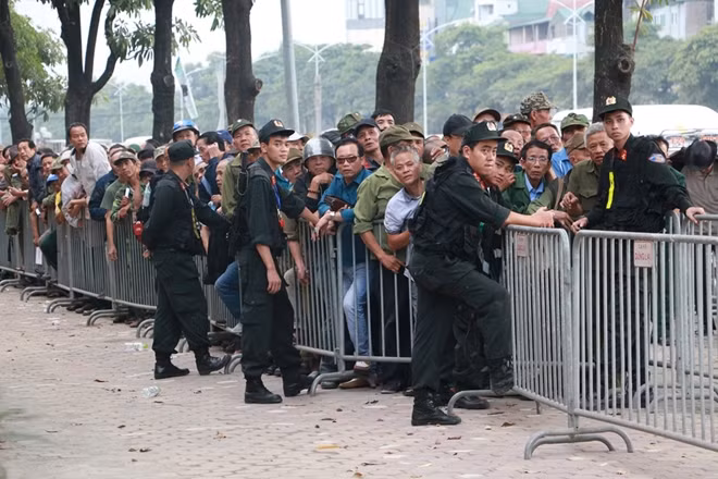 Tuy nhiên, sự trật tự không kéo dài lâu.