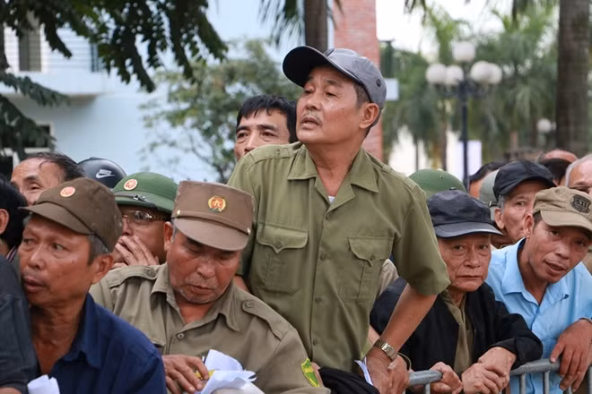 Nhiều người không may mắn đã phải xếp hàng chờ đợi nhiều giờ đồng hồ trước trụ sở VFF.