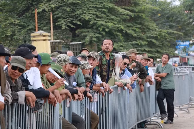 Từ rất sớm trước cổng trụ sở VFF đã có hàng trăm người đến mang theo giấy đăng ký mua vé suất dành cho thương binh