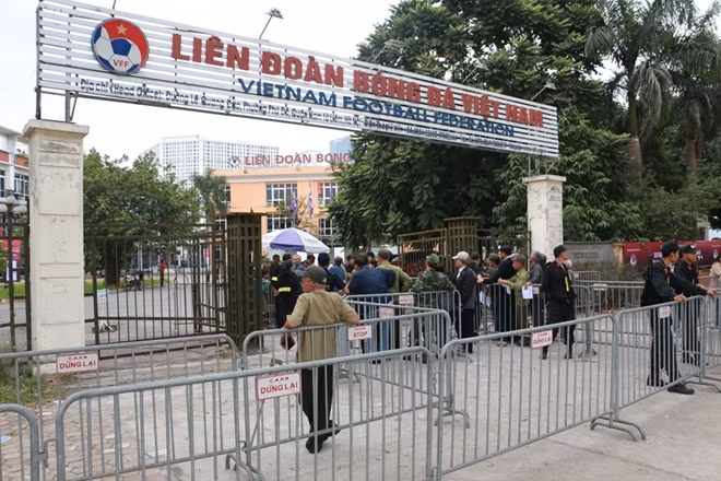 Chiều 13-11, Liên đoàn bóng đá Việt Nam (VFF) tiến hành tiếp nhận hồ sơ đăng ký mua vé trận Việt Nam gặp UAE với các đối tượng chính sách, thương - bệnh binh.