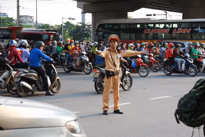 Lực lượng CSGT rất vất vả mới khiến đoạn đường này tránh bị ùn tắc.
