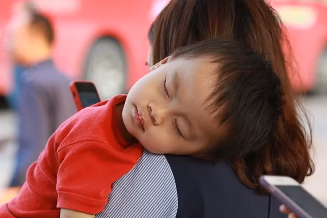 Chuyến đi kéo dài khiến nhiều cô cậu bé cảm thấy mệt mỏi khi trở lại Hà Nội. Trong ảnh là mẹ con chị Nguyễn Thị Thảo (quê Thanh Hóa) vừa trở lại Hà Nội vào chiều 1-5. Chị Thảo cho biết hai mẹ con về thăm quê trong kỳ nghỉ lễ nên phải về Hà Nội đúng chiều nay để mai chị đi làm.