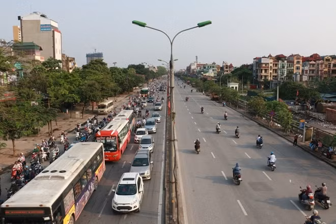 Đường Ngọc Hồi ( đoạn Quốc lộ 1A cũ) chiều đi vào nội thành Hà Nội càng về cuối buổi chiều càng đông phương tiện.