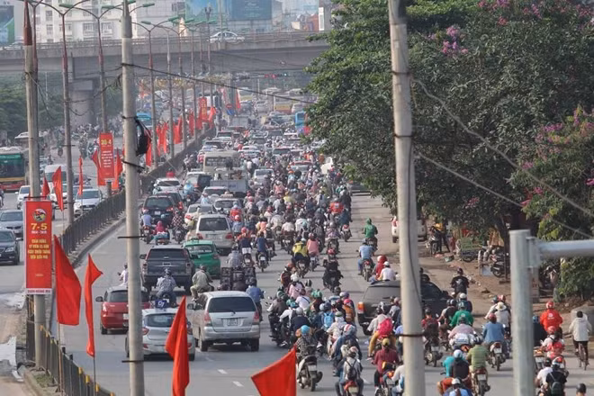 Người dân đổ về Thủ đô sau kỳ nghỉ lễ kéo dài khiến lượng phương tiện tại các tuyến đường cửa ngõ tăng vọt vào chiều nay.