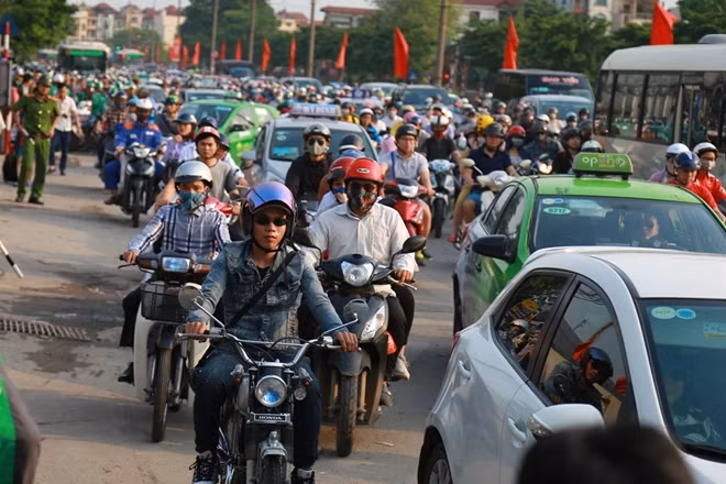 Khu vực trước cửa bến xe nước Ngầm chiều nay (1-5), mật độ phương tiện tăng vọt theo từng giờ.