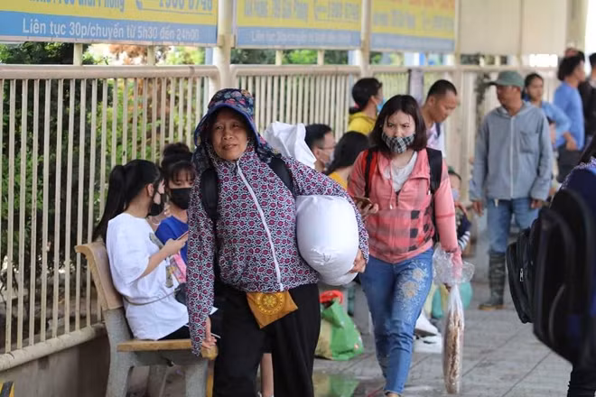 Gần như tất cả mọi người trở lại Hà Nội với hành lý khệ nệ...