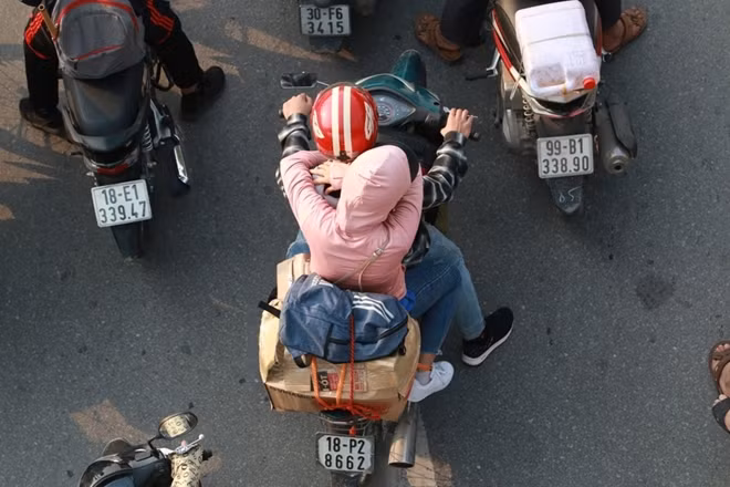 Trở lại Hà Nội sau một kỳ nghỉ lễ dài nên ai cũng lỉnh kỉnh đồ đạc...