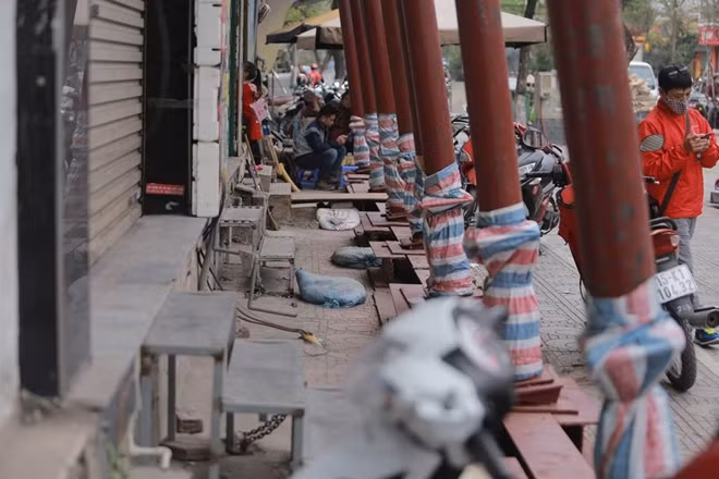 Hàng cột sắt to lớn trước các căn hộ. Một chủ nhân ngôi nhà cho biết: "Do nhà xây đã rất lâu và xuống cấp trầm trọng nên gia đình phải xin phép chính quyền địa phương tu sửa".