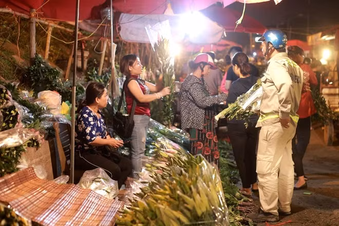 Chợ đông vui nhất vào khoảng từ 12h đêm đến 2h sáng. Khi cả thành phố còn đang chìm trong giấc ngủ say, chợ hoa Quảng Bá đã nhộn nhịp kẻ mua người bán trong màu sắc rực rỡ của hoa.